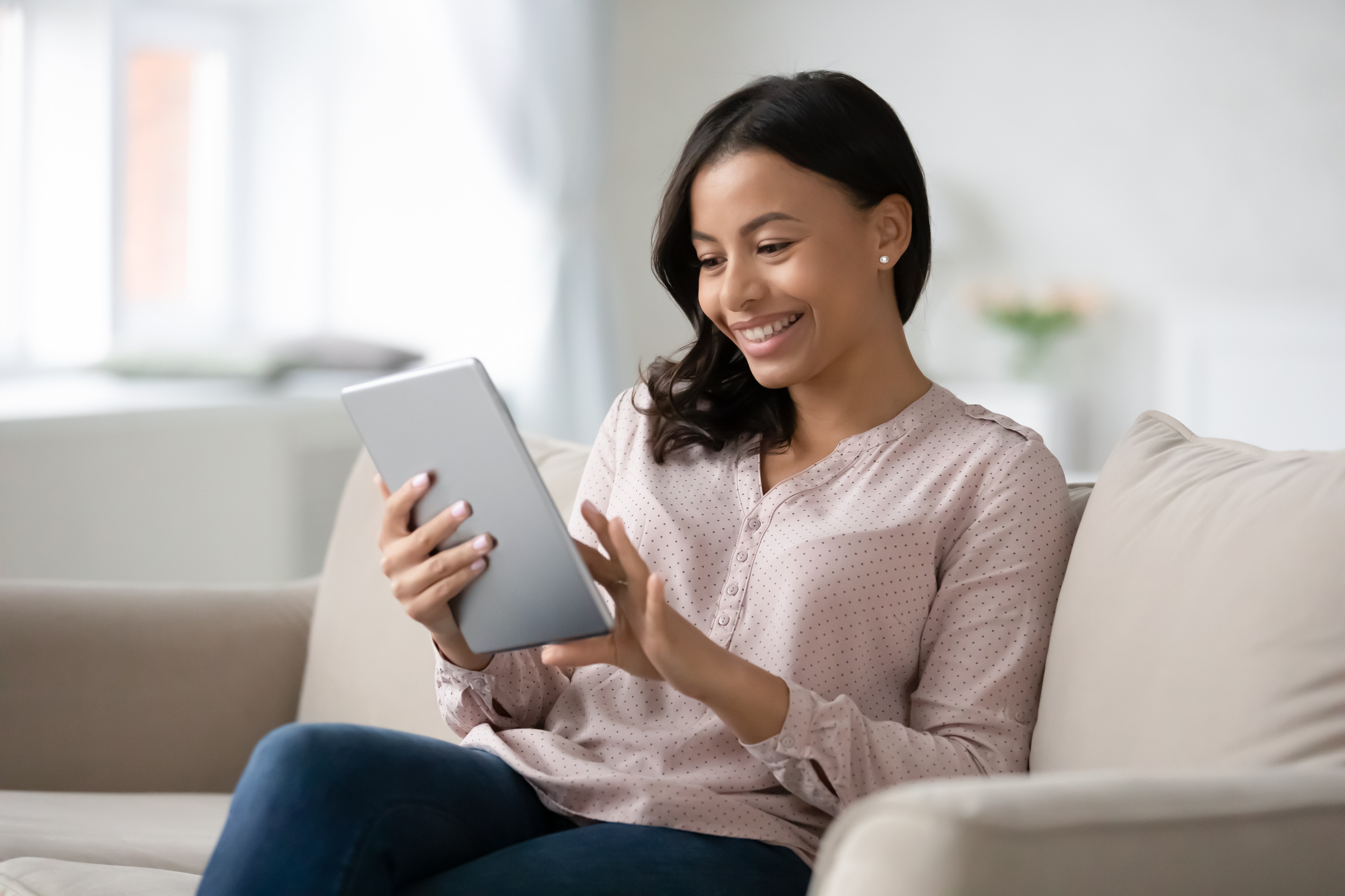 Какой сайт сидит. Relaxing woman with Tablet.